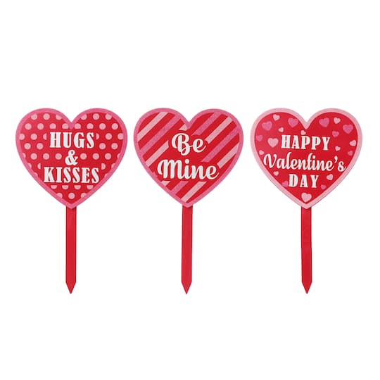 Glitzhome® 15" Wooden Heart-Shaped Valentine's Yard Stakes Set